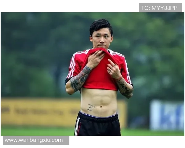 越南足球明星展现完美腹肌的精彩瞬间与训练秘笈分享 越南足球明星展现完美腹肌的精彩瞬间与训练秘笈分享