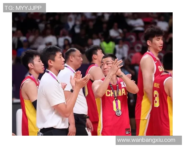 足球明星助力中国男篮崛起新篇章展现体育跨界合作新风尚