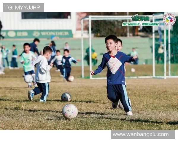 足球明星子女的可爱瞬间大揭秘让我们一起欣赏他们的童年时光与家庭幸福 足球明星子女的可爱瞬间大揭秘让我们一起欣赏他们的童年时光与家庭幸福